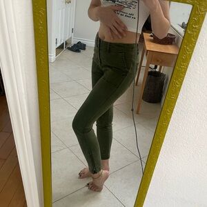 J crew olive green pants with zippers on the ankles 🫒🐍💚 size 25